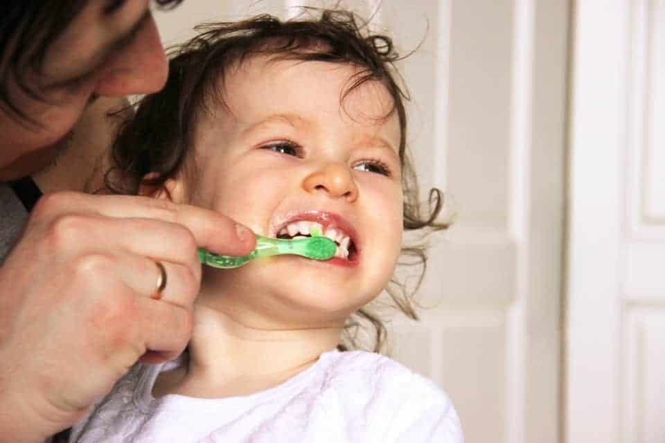 Wie Eltern Kinderzähne richtig pflegen
