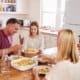 Gemeinsame Mahlzeiten mit der Familie schützen vor Alkohol-, Zigaretten- und Drogenkonsum