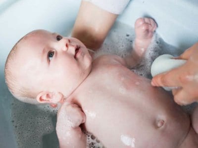 Babys baden: Wann, wie oft, wie lange, wo?