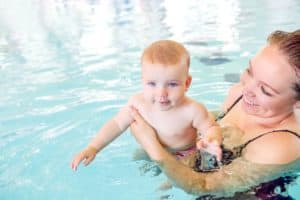 Babyschwimmen. Mutter und Baby im Swimmingpool.