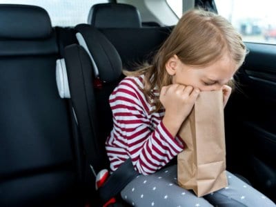 Reiseübelkeit: Warum Kindern im Auto so oft schlecht wird und was hilft