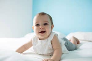 Wann heben Babys das erste Mal den Kopf?