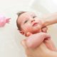 Babys Bad: Natürliche Badezusätze