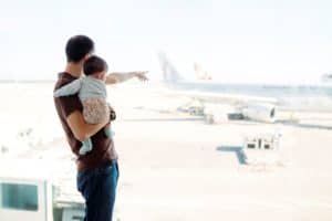 Fliegen mit Baby: Tipps & Checklisten für eine stressfreie Flugreise