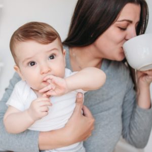 Junge Mutter trinkt Milchbildungstee. Alles über die Anwendung, Wirkung, Teemischung