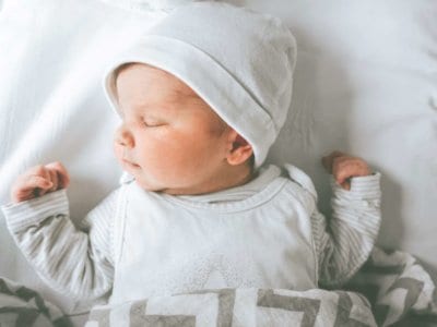 Baby zuckt im Schlaf: Was steckt hinter dem Phänomen?