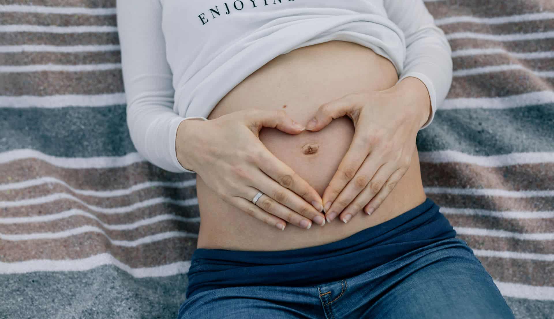 Harter Bauch in der Schwangerschaft: Ursachen & Warnsignale