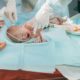 Apgar-Test: Erster Checkup für Neugeborene. Arzt und Hebamme ermitteln nach der Geburt die Apgar-Werte.