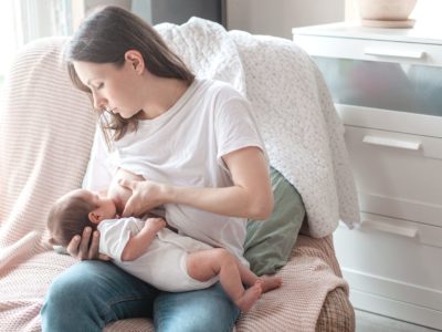 Clusterfeeding: Wieso Dein Baby dauernd stillen möchte