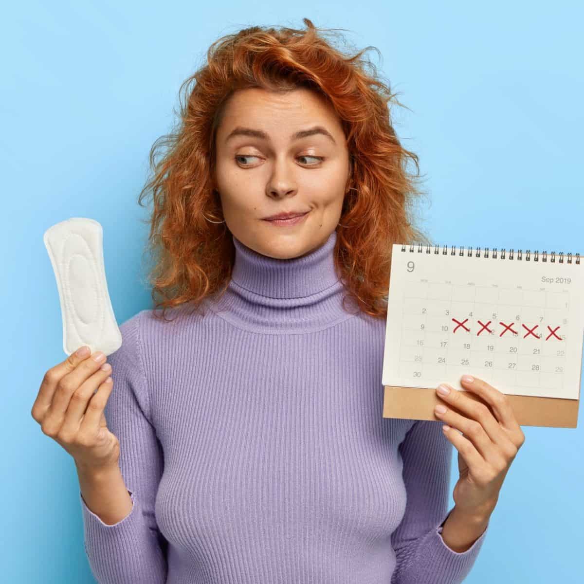 Женщина измеряет объем талии