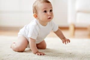Wann das Baby krabbeln lernt: Zeitpunkt & Voraussetzung