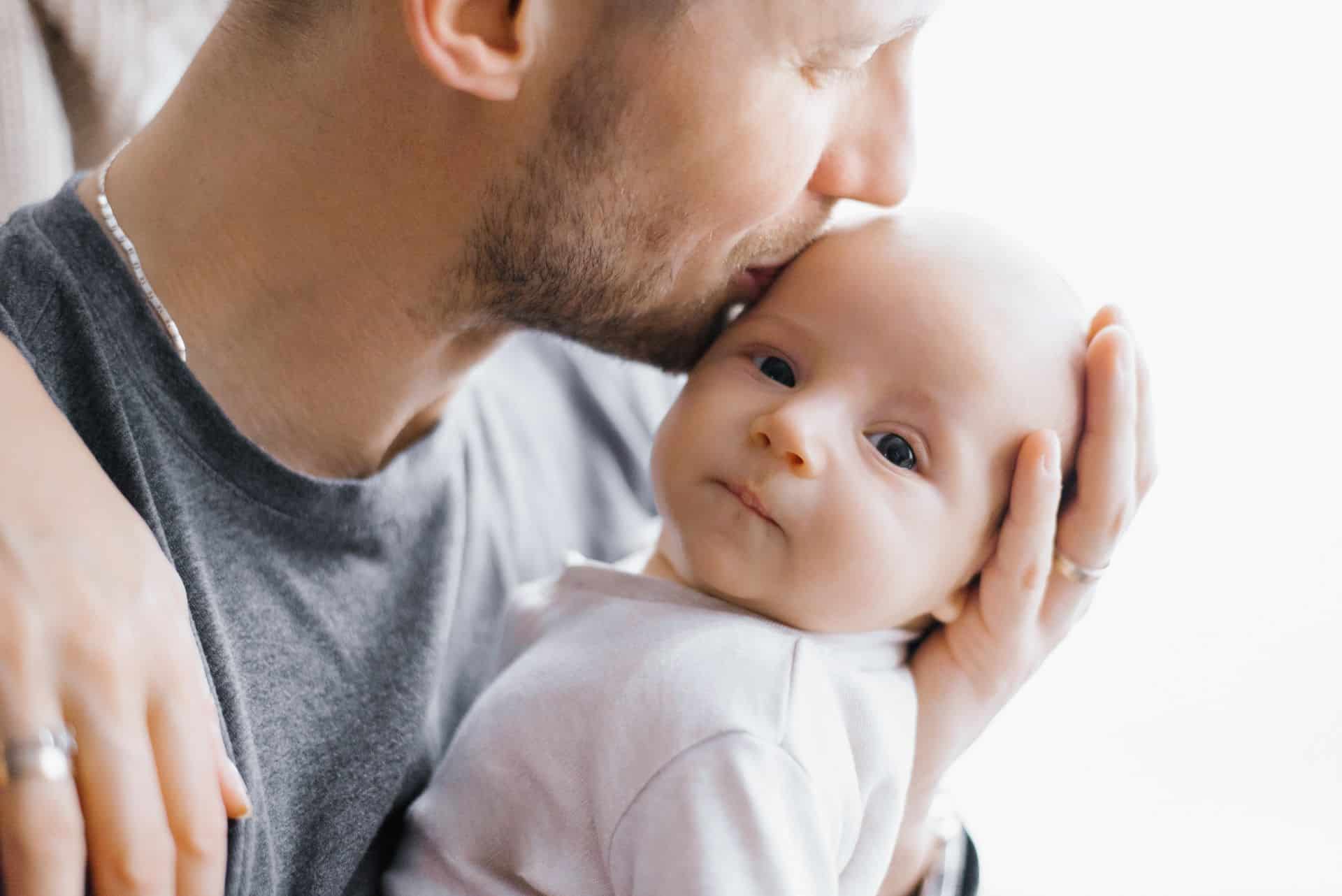 Baby richtig halten: Positionen & Tipps zur Sicherheit