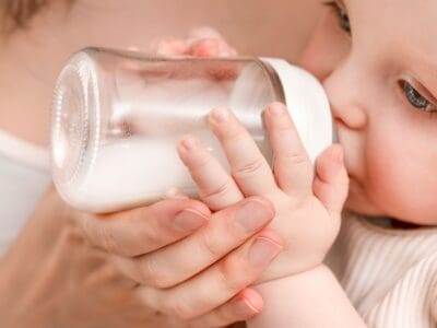 Pre-Milch, Anfangsnahrung, Folgenahrung: Die richtige Milchnahrung für dein Baby