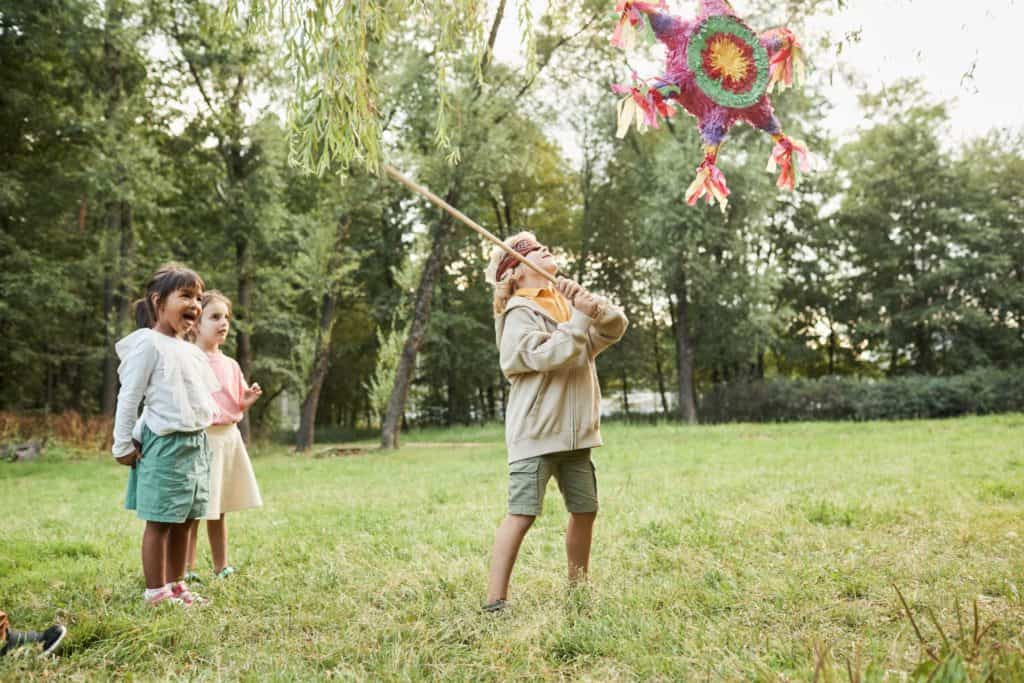 Pinata Kindergeburtstag | Kind schlägt auf die Pinata