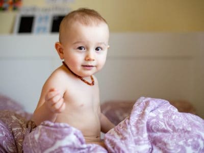 Bernsteinkette für das Baby: Hilfe beim Zahnen oder Gefahr?