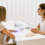 Gelnägel in der Schwangerschaft: Mögliche Gefahren & Risiken im Nagelstudio